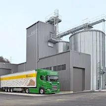 Camion de pellets de bois AGROLA lors du chargement dans l'entrepôt de pellets.