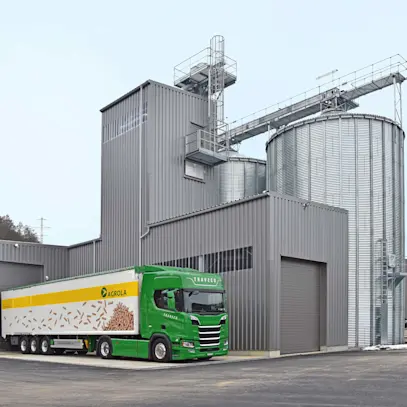 Camion de pellets de bois AGROLA lors du chargement dans l'entrepôt de pellets.