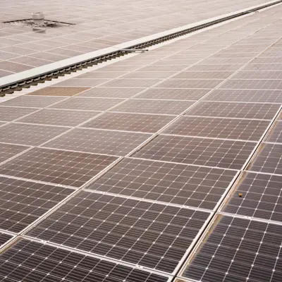 Vues détaillées Panneaux solaires de l'installation solaire AGROLA