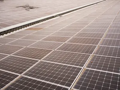 Vues détaillées Panneaux solaires de l'installation solaire AGROLA
