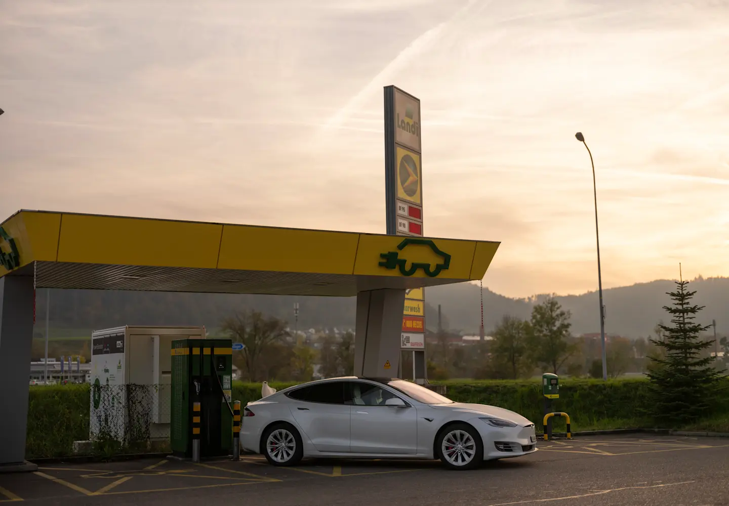 Une voiture se recharge à la station de recharge rapide AGROLA à Neftenbach