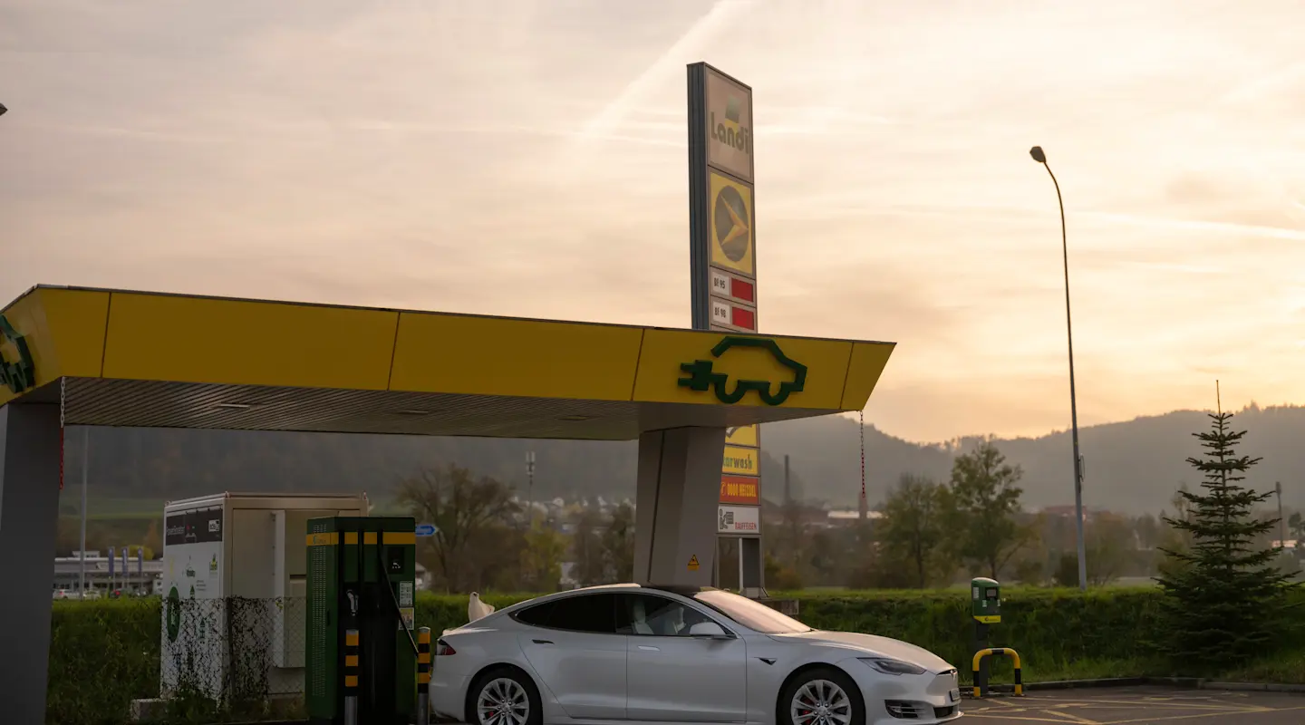 Auto lädt Strom an der AGROLA Schnellladestation in Neftenbach
