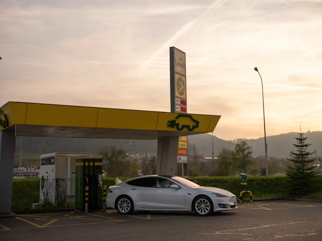 Une voiture se recharge à la station de recharge rapide AGROLA à Neftenbach