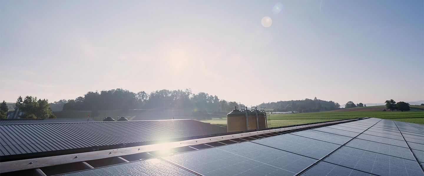 Installation solaire AGROLA sur le toit d'un bâtiment agricole