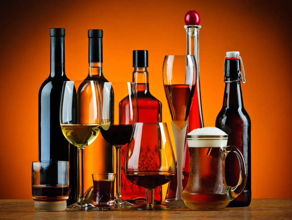 verschillende soorten alcohol op een plank 