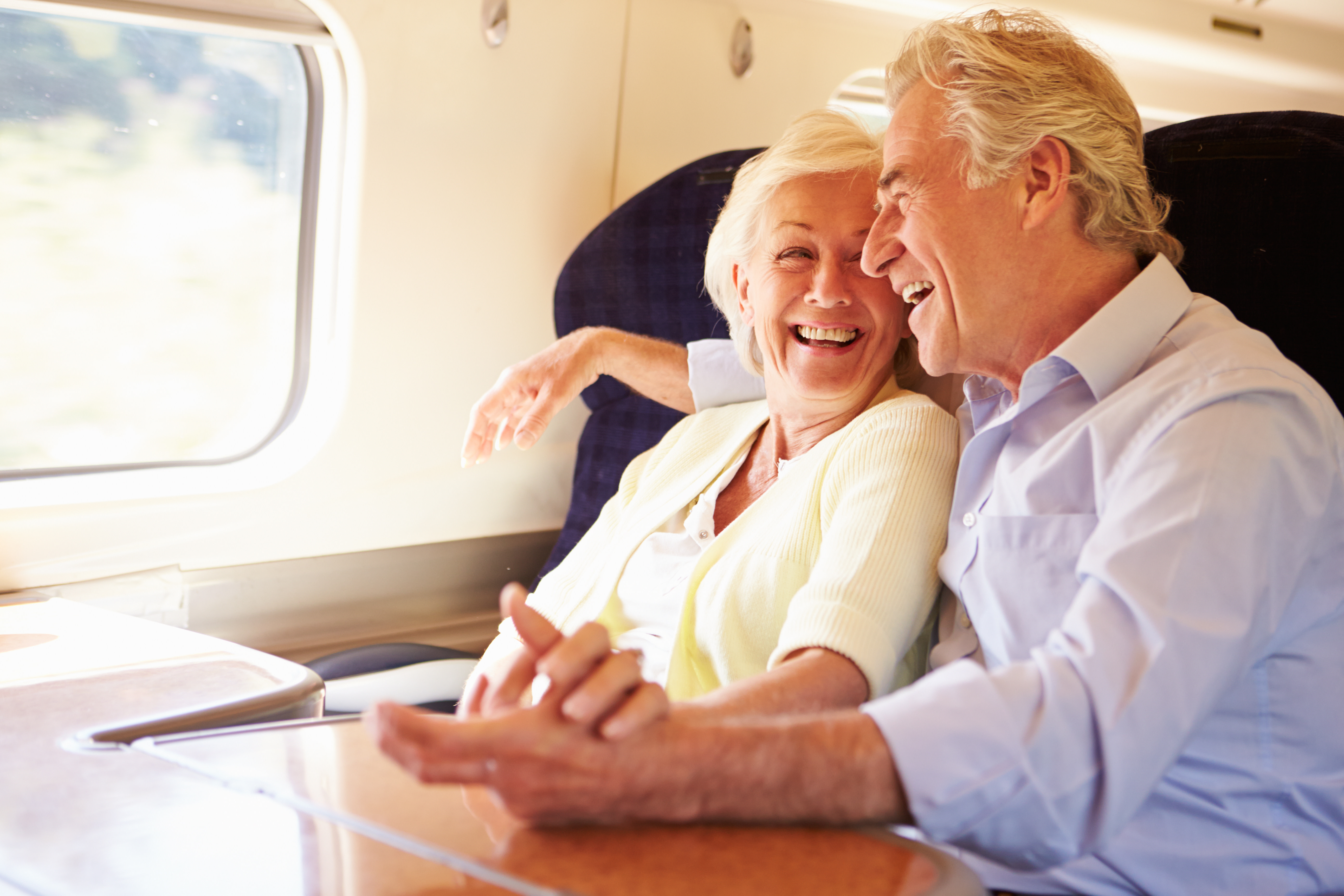 Самолет пожилые люди. Пенсионеры в самолете. Пенсионеры путешествуют. Пенсионеры в поезде. Пенсионеры в купе.