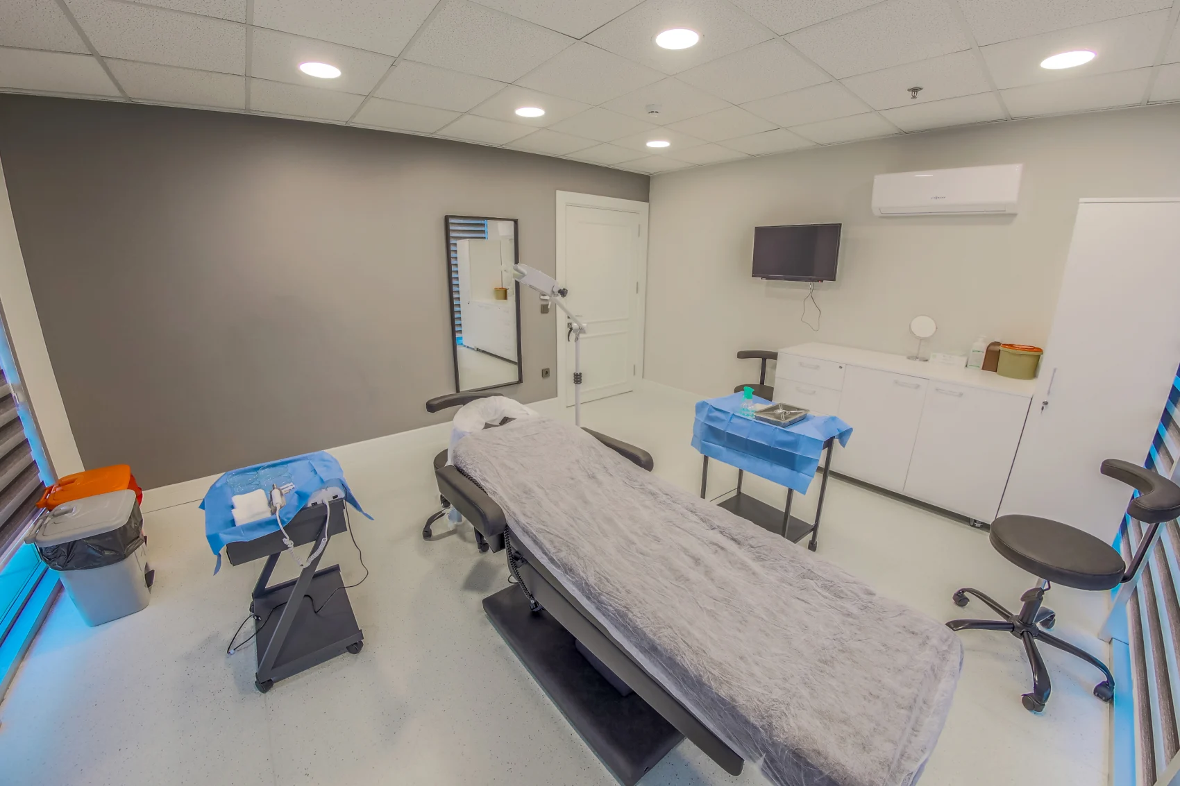 Operating room at Smile Hair Clinic