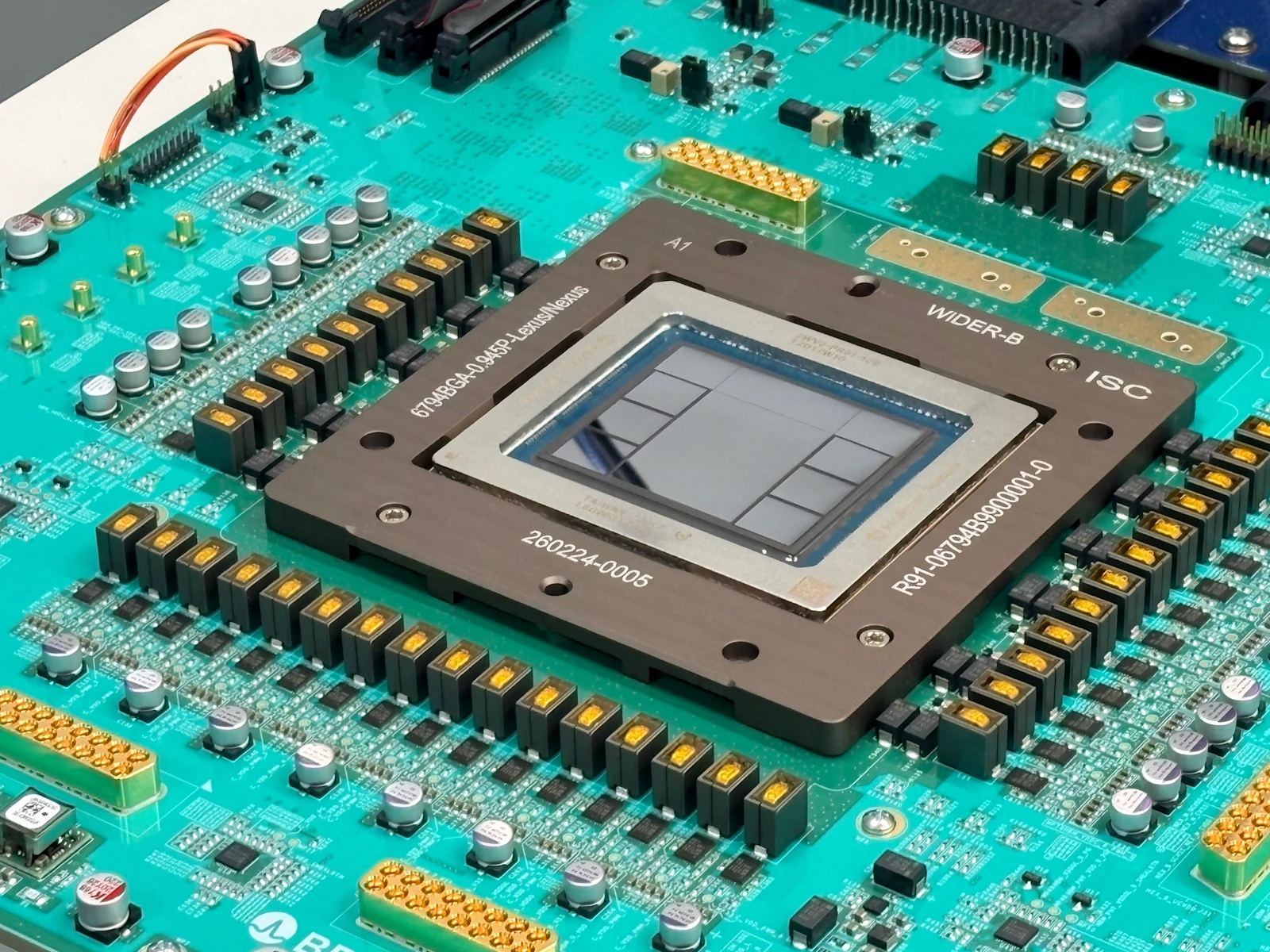 Imagen: OpenAI Primer plano del chip de inferencia Jalapeño de OpenAI montado sobre una placa de circuito color verde azulado