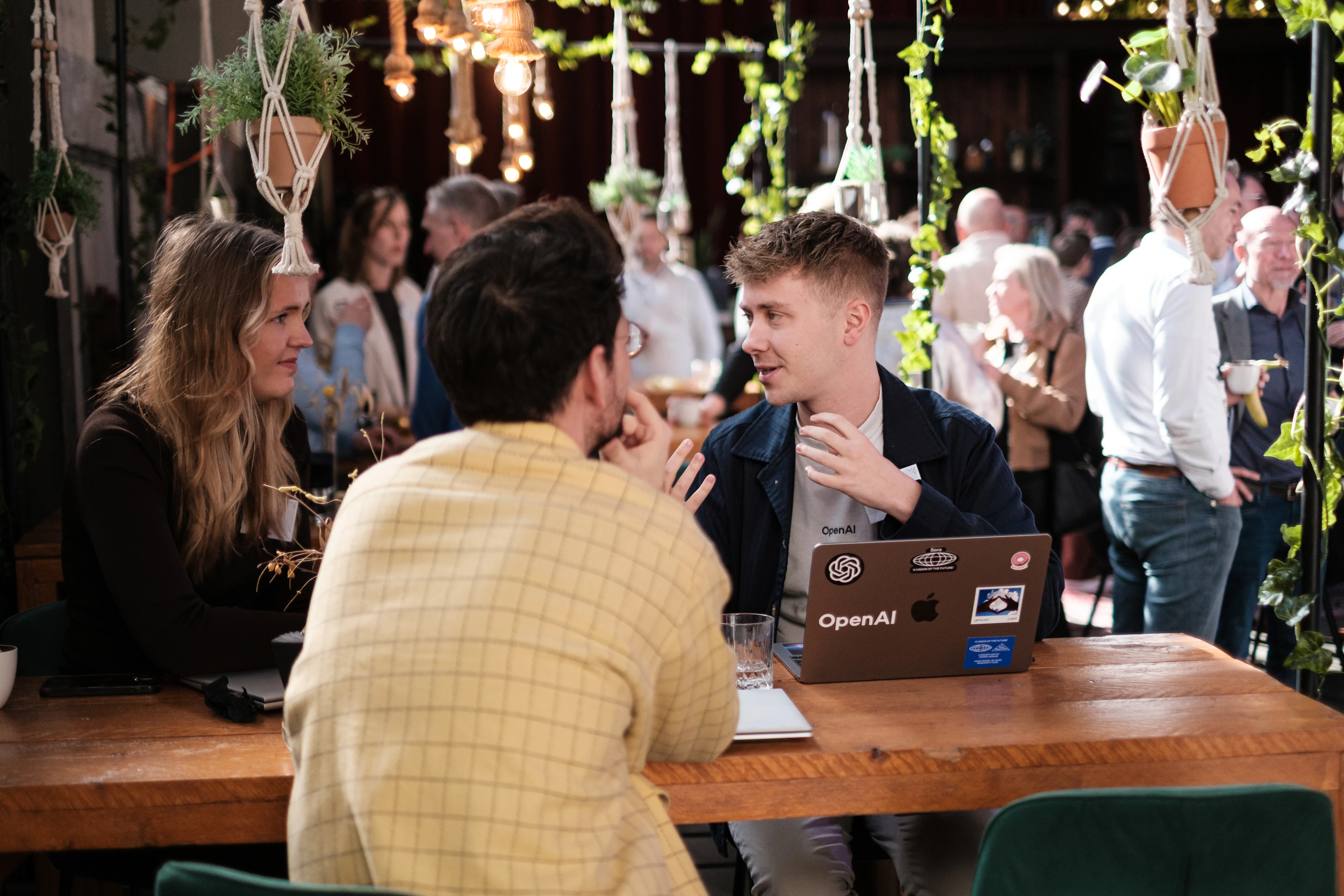 People discuss AI around a table during a Univé leadership session.