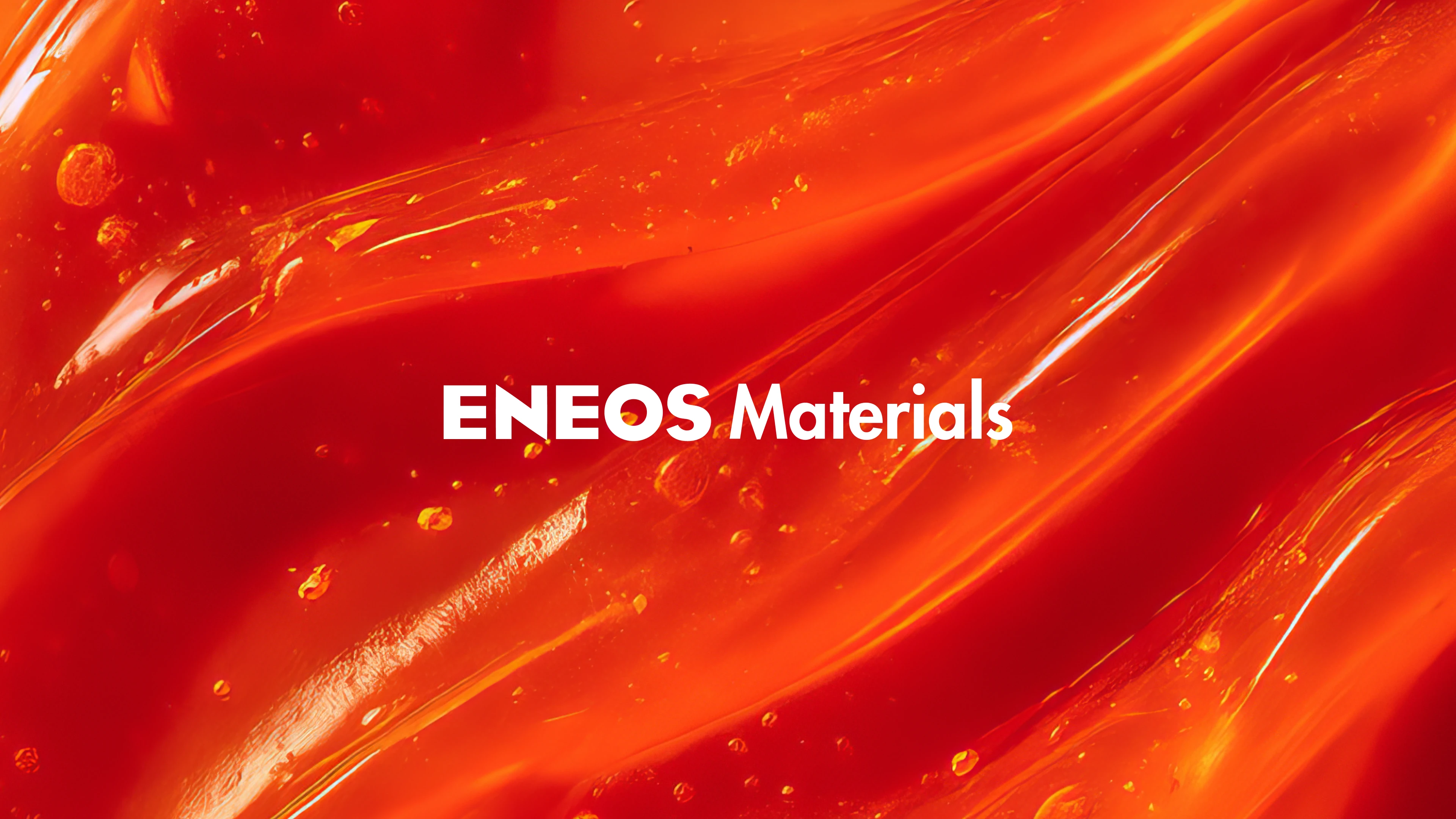 ENEOS Materials 的白色徽标位于鲜艳的红橙色抽象背景中央。