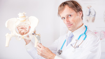 ¿Qué es la artroplastia (sustitución) de cadera?