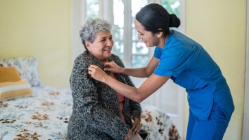 El auxiliar sanitario a domicilio, salud a domicilio vs atención domiciliaria