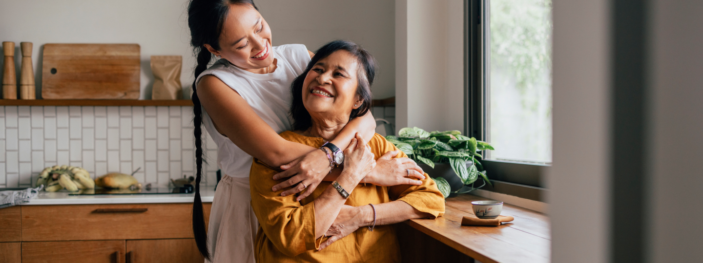 Mujer abrazando a su madre