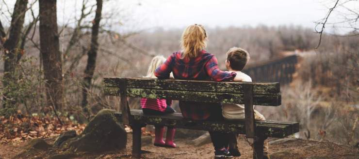 mum-and-kids-on-park-bench