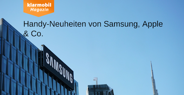 Hohes, modernes Bürogebäude mit Samsung Logo, neben blauer, wolkenloser Himmel 