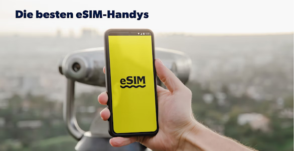 Hand hält ein Smartphone mit eSIM-Handy Logo