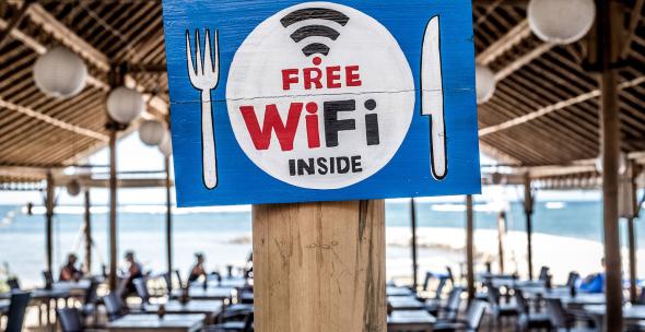 Surfen, aber sicher: Wer ein WLAN einrichtet, sollte die Verbindung mit WPA3 verschlüsseln. (Bild: Bernard Hermant/Unsplash)  