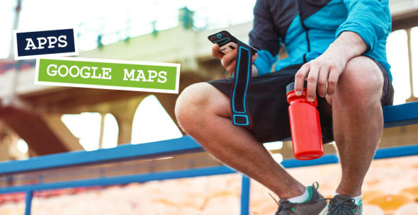 Ein Mann in Sportkleidung sitzt auf einer Bank mit Smartphone und Trinkflasche in der Hand.