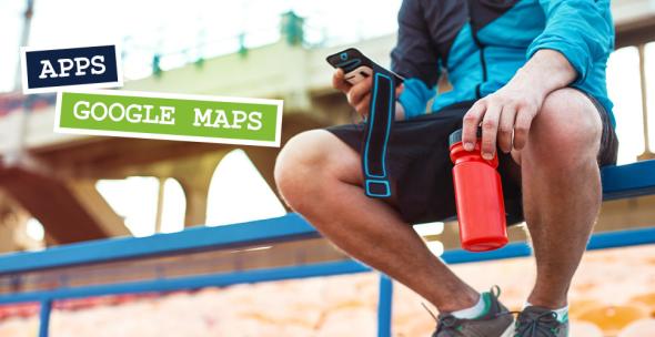 Ein Mann in Sportkleidung sitzt auf einer Bank mit Smartphone und Trinkflasche in der Hand.