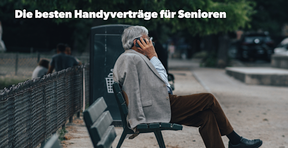 älterner Mann sitzt telefonierend auf Parkbank