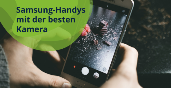 Hand hält ein Samsung Handy mit der besten Kamera in der Hand und fotografiert Schokolade mit Himbeeren.
