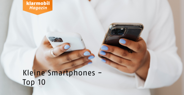 Frau mit zwei verschiedenen kleinen Smartphones in den Händen. 