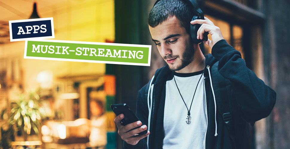 Ein junger Mann mit Kopfhörern und Smartphone