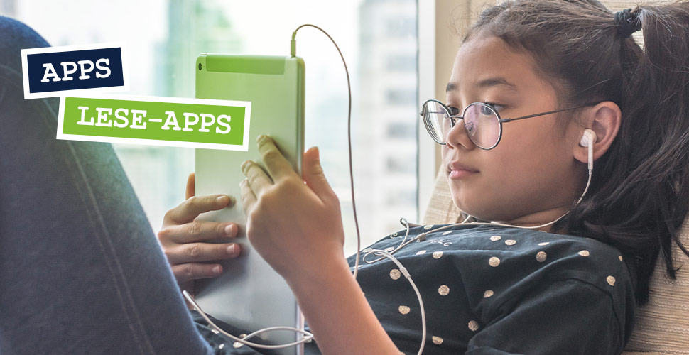 Ein Mädchen liest auf einem Tablet.