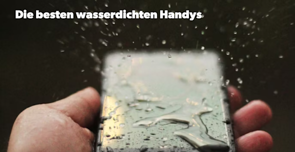 Headerbild Bestenliste wasserdichte Handys - Nahaufnahme von Handydisplay mit Wassertropfen in einer Hand