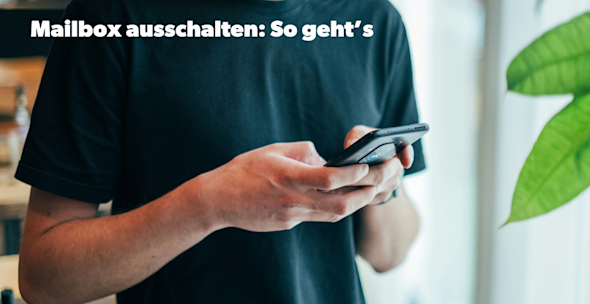 Ein junger Mann tippt auf seinem Smartphone.