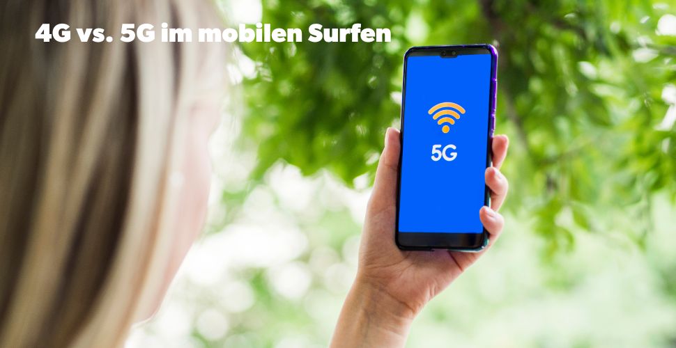Blonde Frau hält Smartphone mit 5G Logo in der Hand, im Hintergrund ein verschwommener Ast mit grünem Laub