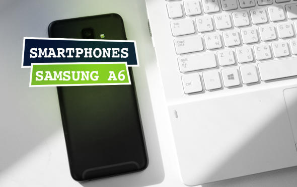 Rückseite des Samsung A6 neben einer Notebook-Tastatur liegend