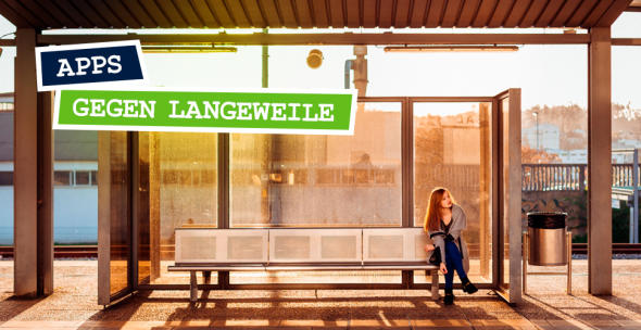 Symboldbild für Apps gegen Langeweile mit einer Frau an einer leeren Bushaltestelle.