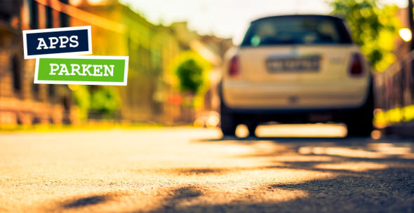 Vom Boden fotografierte Parklücke mit Auto im Hintergrund.