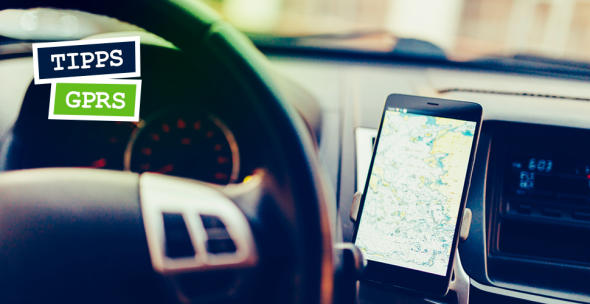 Aufnahme des Fahrzeuginnenraums mit einem am Armaturenbrett befestigten Smartphone zur Navigation über GPRS.