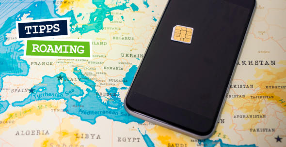 Ein Handy mit SIM-Karte auf einer Landkarte.