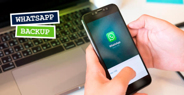 An einem Smartphone werden Einstellungen in WhatsApp vorgenommen.