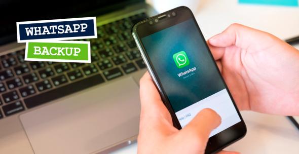 An einem Smartphone werden Einstellungen in WhatsApp vorgenommen.