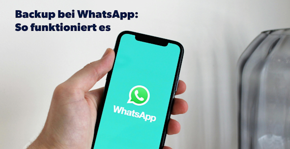 An einem Smartphone werden Einstellungen in WhatsApp vorgenommen.