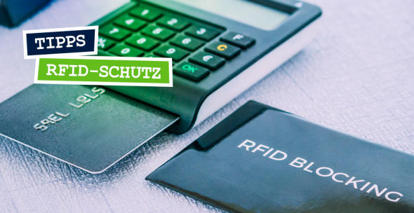 Eine RFID-Schutzhülle neben einem Kartenlesegerät mit Kreditkarte.