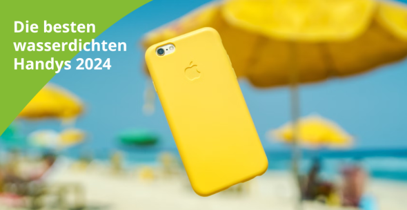 Eine Frau benutzt ihr Smartphone, während sie am Strand ist.