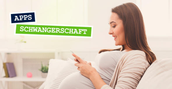 Eine schwangere Frau schaut auf ihr Smartphone.