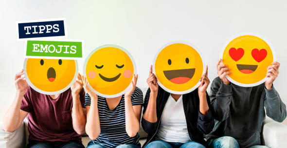 Bedeutung Emojis Vier Menschen, die sich vier verschiedene Emojis aus Papier vor Ihre Gesichter halten.