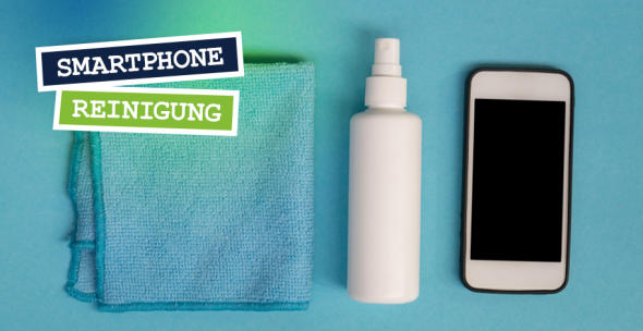 Ein Tuch, Spray udn ein Smartphone liegen nebeneinander.