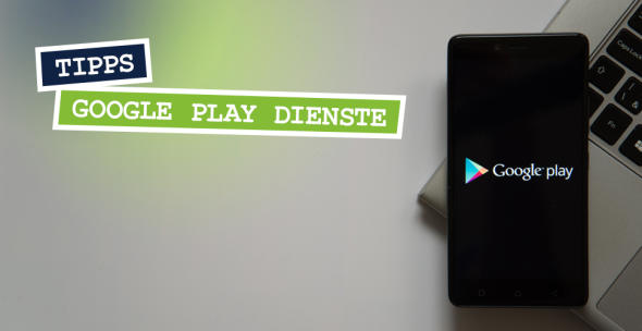 Das Google-Play-Logo auf einem Smartphone