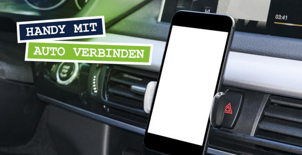 Ein Handy ist in einer Smartphone-Halterung im Auto installiert.