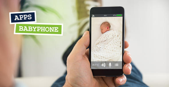 Ein Mann schaut per Babyphone-App nach einem Baby.