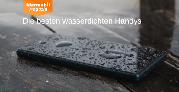 Die Vorderseite eines Smarthones mit Wassertropfen auf einem Tisch.
