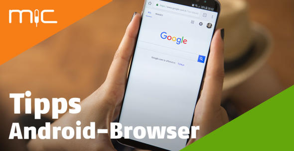 Eine Frau hält ein Android-Smartphone mit einem Internetbrowser in der Hand.