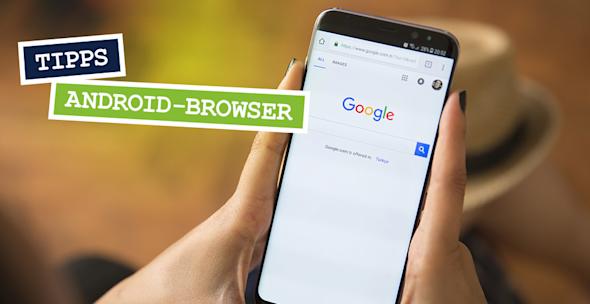 Android Browser Eine Frau hält ein Android-Smartphone mit geöffnetem Browser in der Hand.